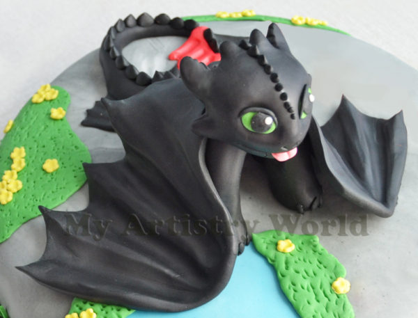 Toothless cake topper